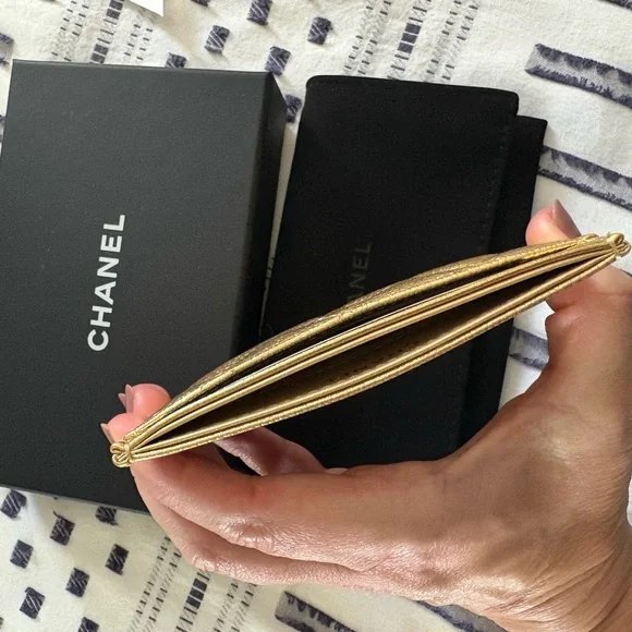 New Rare CHANEL 26 Gold Metallic Quilted Card Holder with CC Logo - Picture 3 of 3